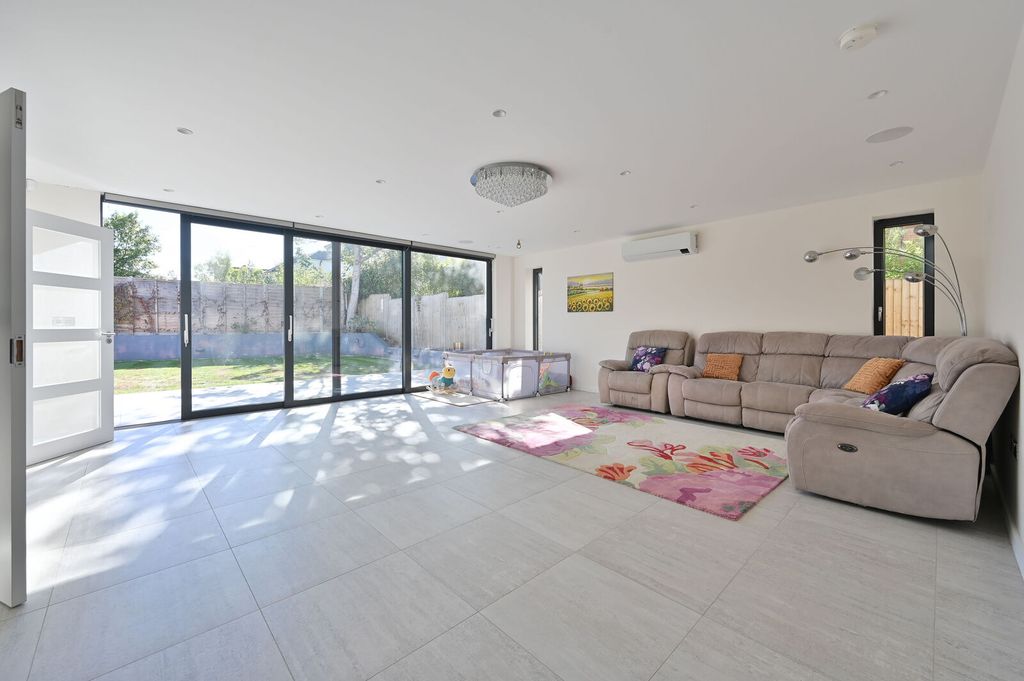 Property photo 2 of 33