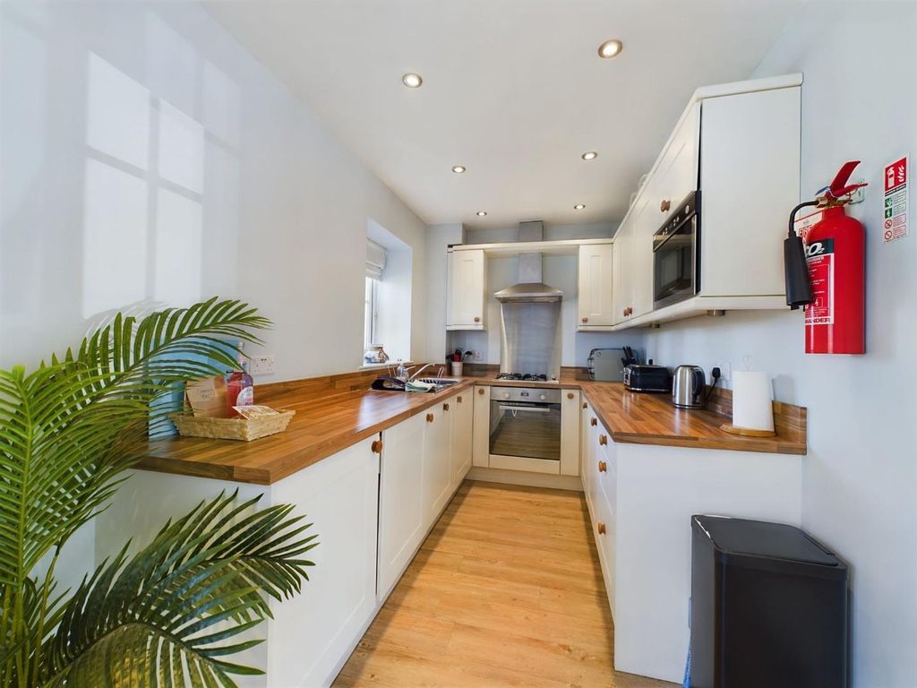 Property photo 3 of 20 Kitchen