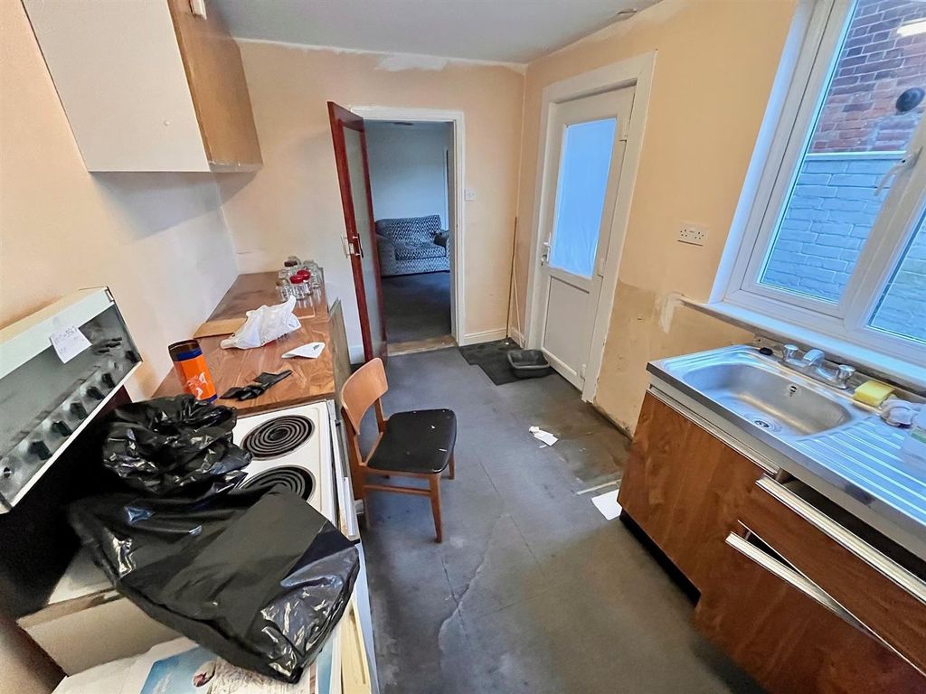 Property photo 3 of 10 Kitchen