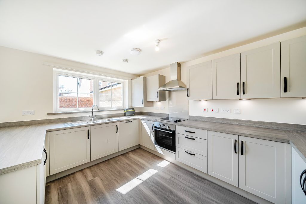 Property photo 3 of 17 Kitchen