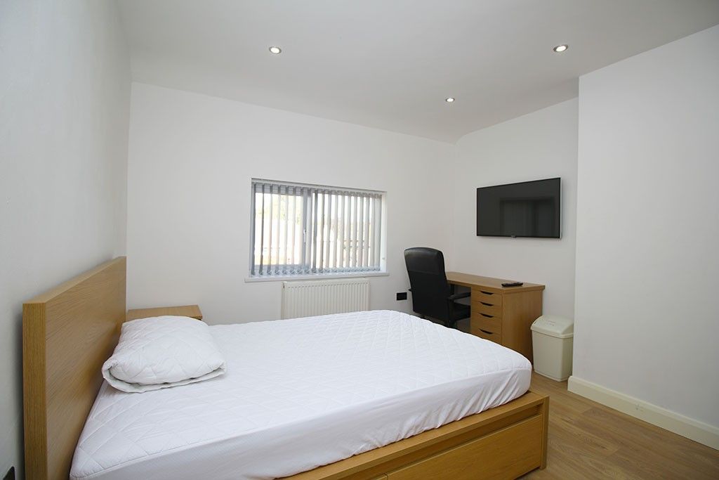 Property photo 1 of 20 Bedroom (Main)