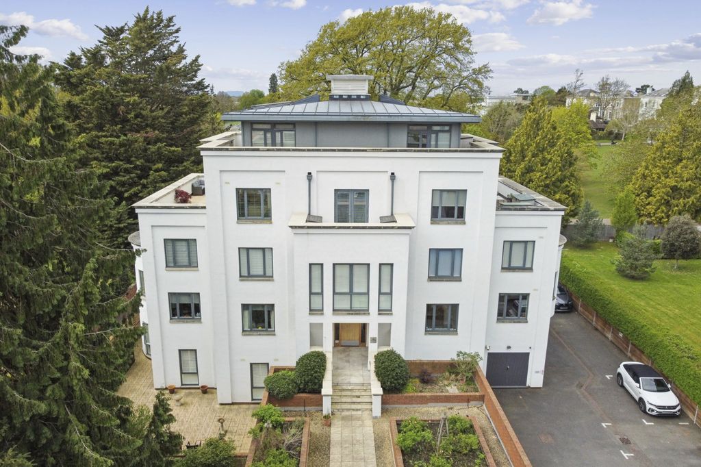 Property photo 1 of 17 Victoria House