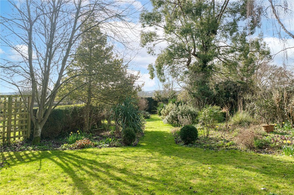 Property photo 3 of 18 Extensive Garden