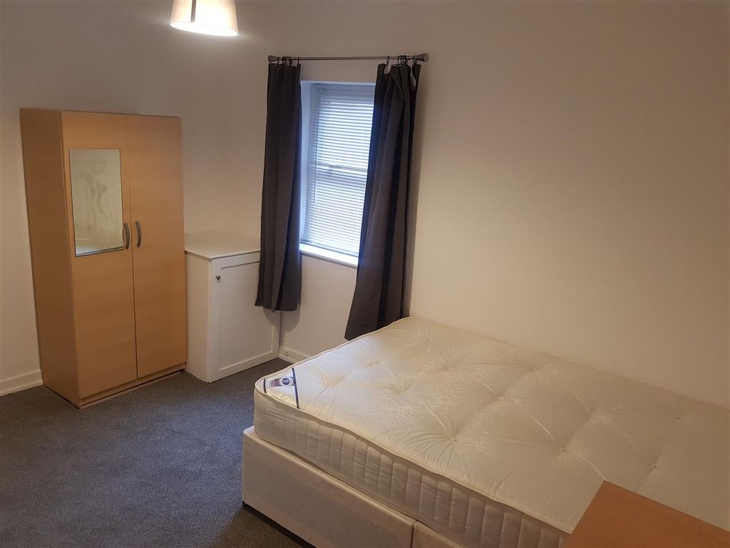 Property photo 3 of 4 Flat 4, 67 Cedar Road Bedroom.Jpg