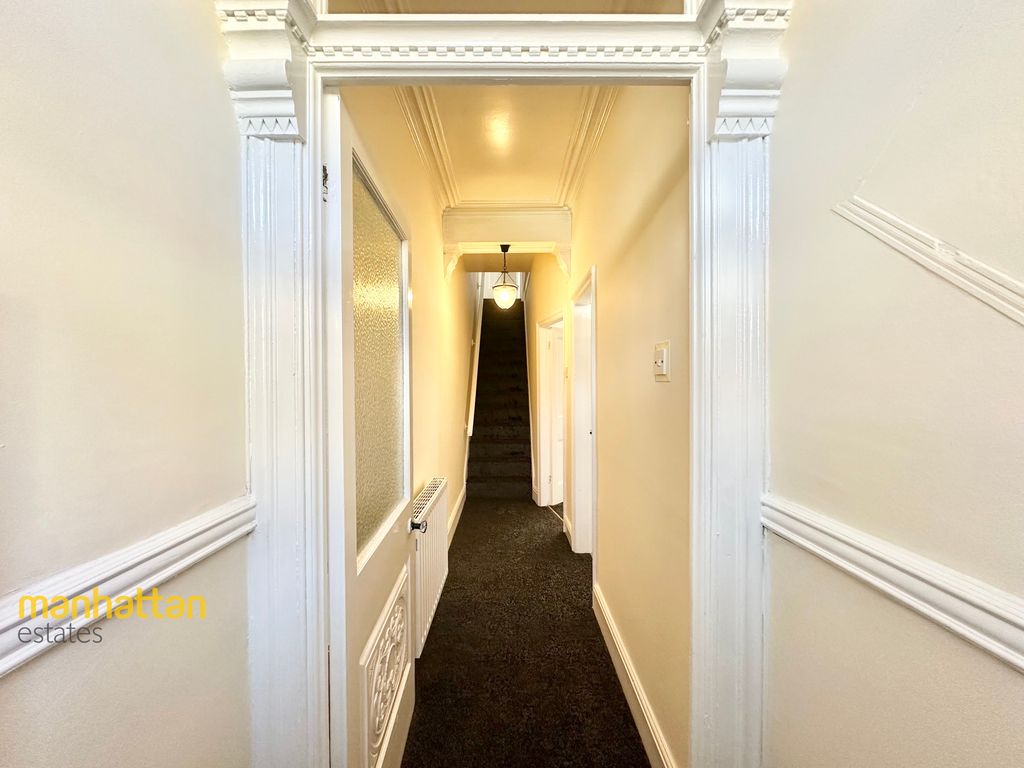 Property photo 2 of 14 Hallway
