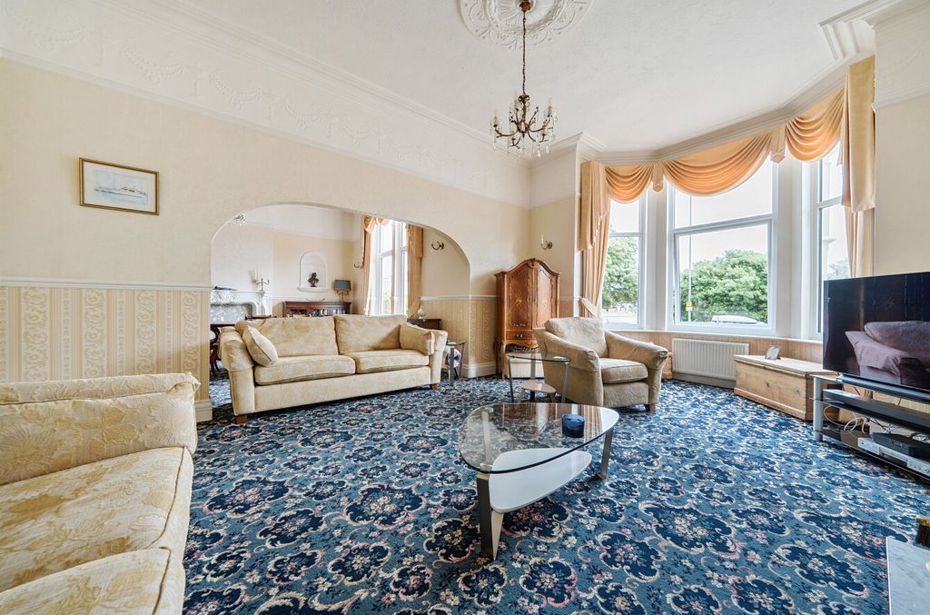 Property photo 3 of 16 1326712-10-687F94...