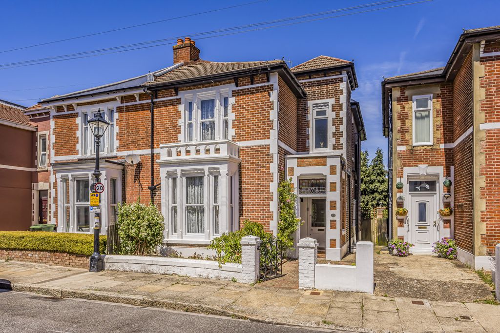 Property photo 1 of 24 23 Livingstone Road, Southsea-Porticomarketing-Fin