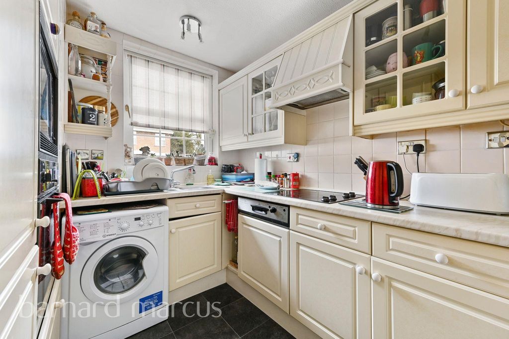 Property photo 3 of 8 Kitchen