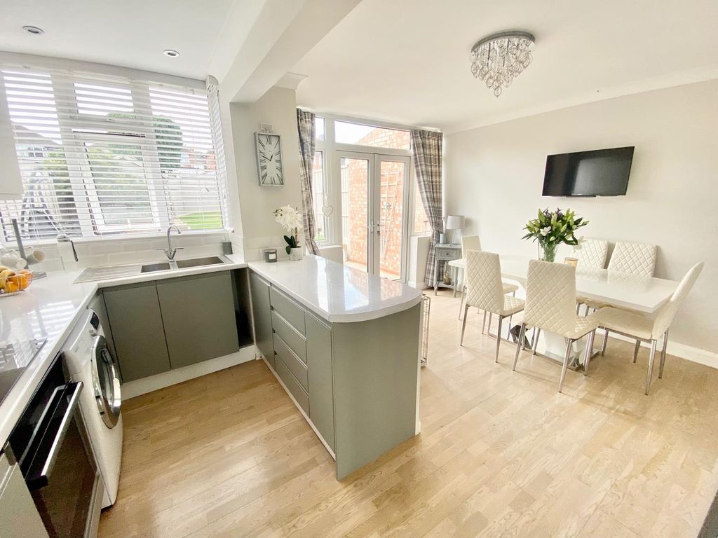 Property photo 3 of 9 Kitchen