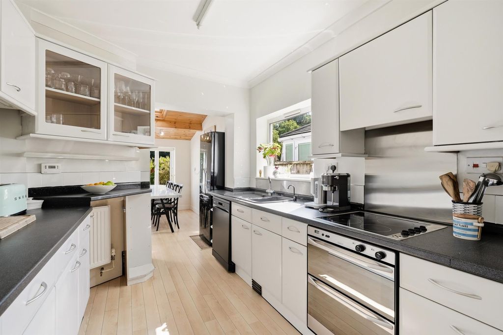 Property photo 3 of 39 234-Earlhamrd-024.Jpg