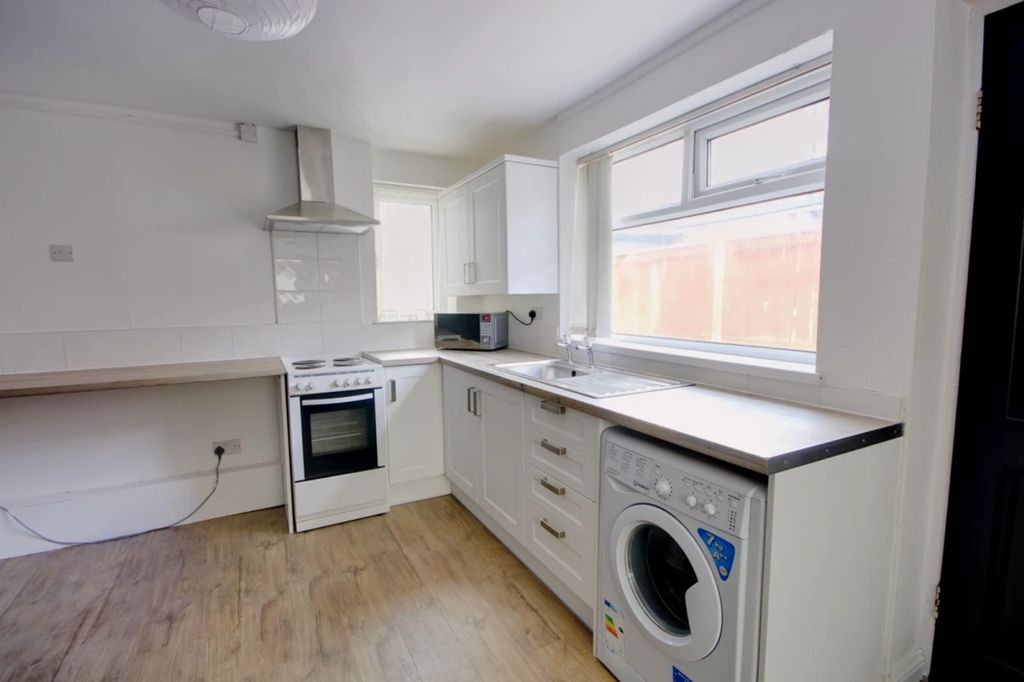 Property photo 3 of 7 A Bright And Spacious Kitchenette Featuring Modern...