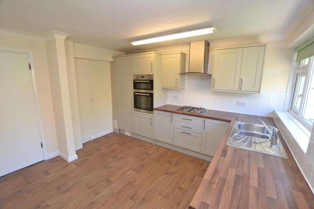 Property photo 3 of 10 Kitchen