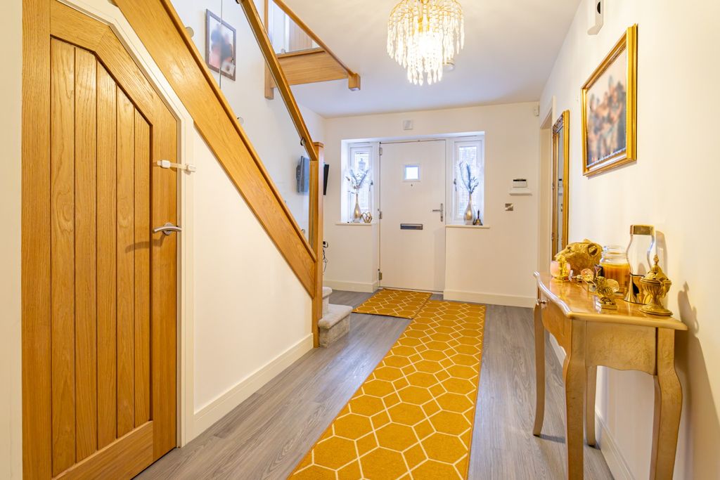 Property photo 2 of 33 4596343