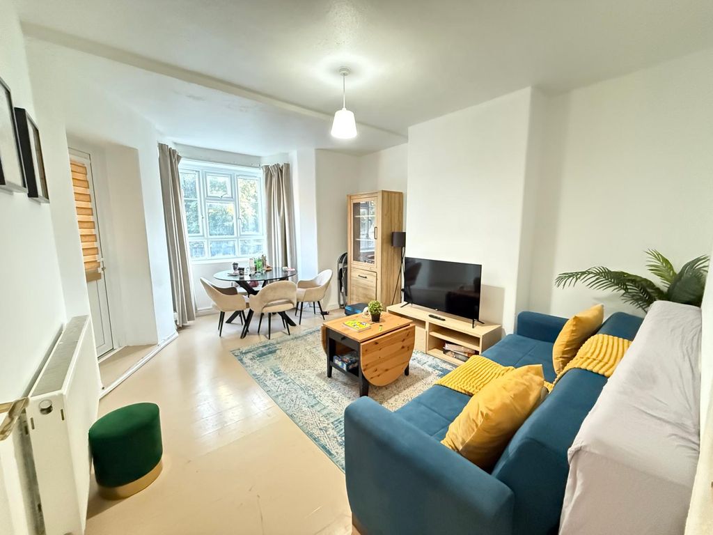 Property photo 1 of 10 Bright And Spacious 2-Bedroom Home In Shepherdâ€™S Bush Â€“ W12