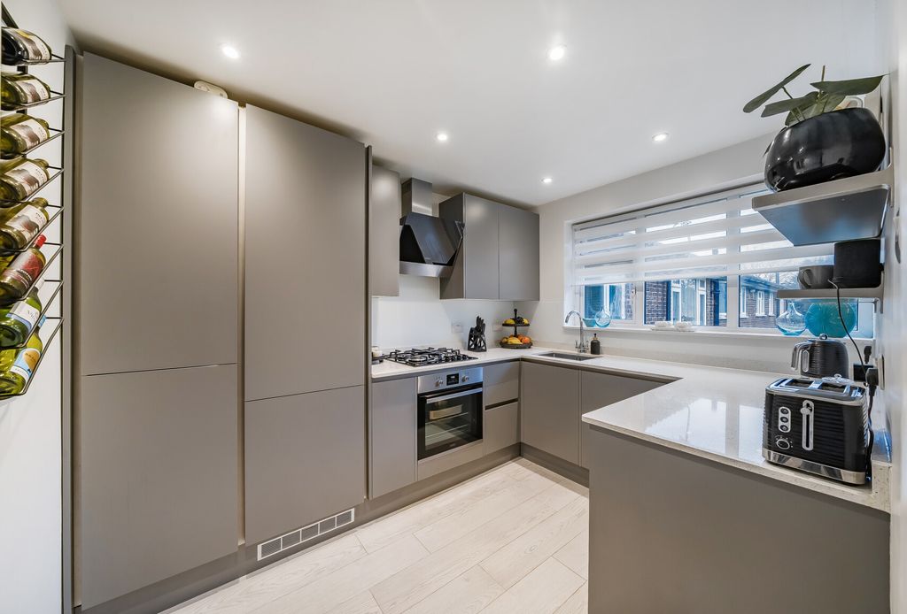 Property photo 1 of 10 Kitchen