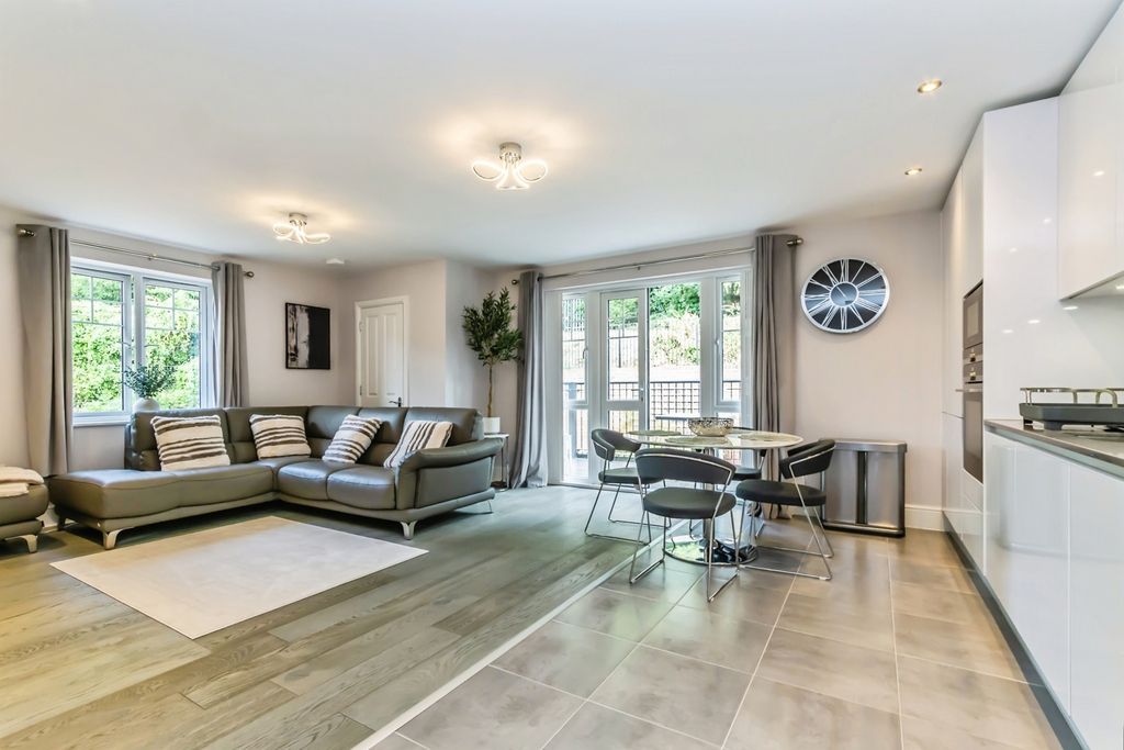 Property photo 3 of 21 Pbox-Img.Jpg