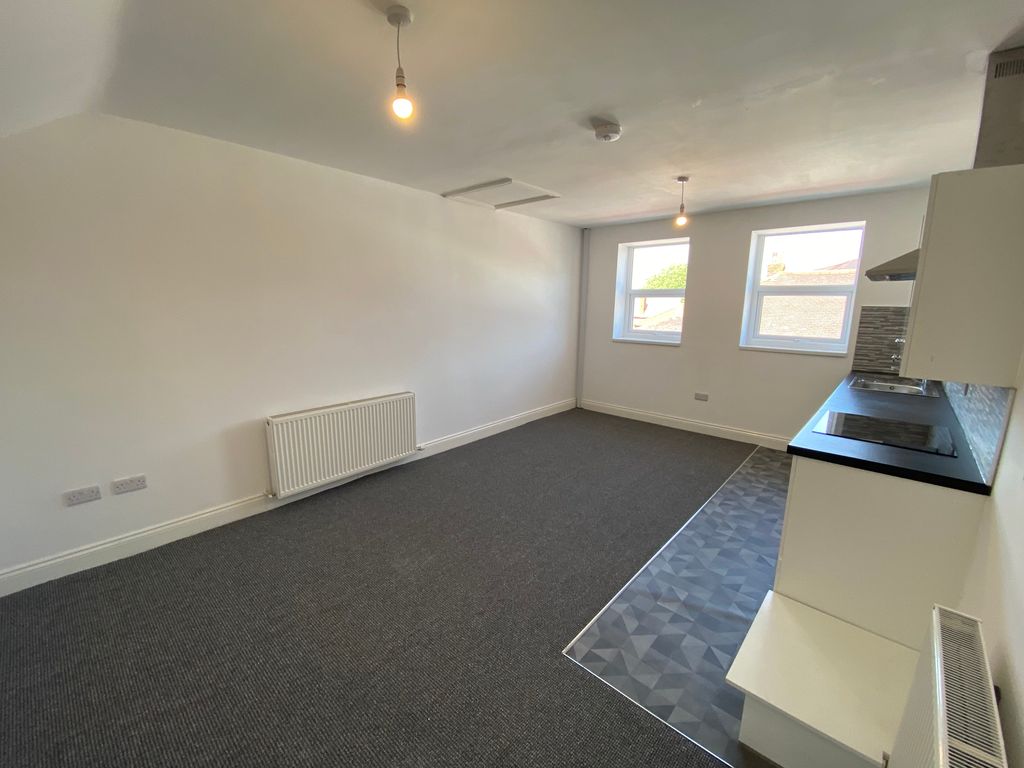 Property photo 3 of 11 Living Room/Kitchen