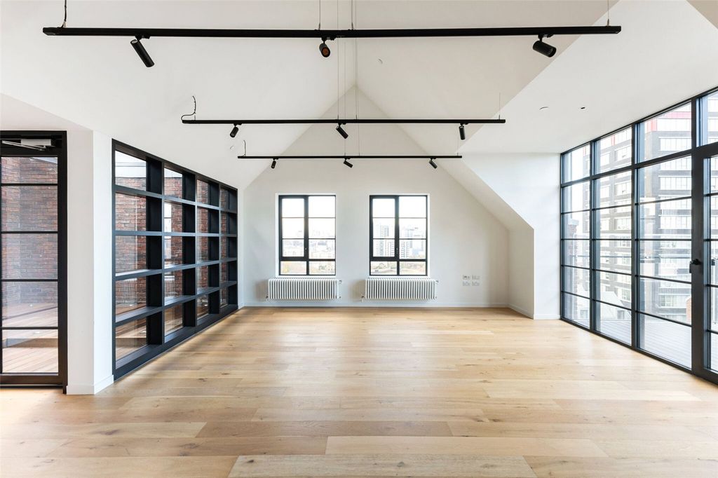 Property photo 1 of 21 Living Room