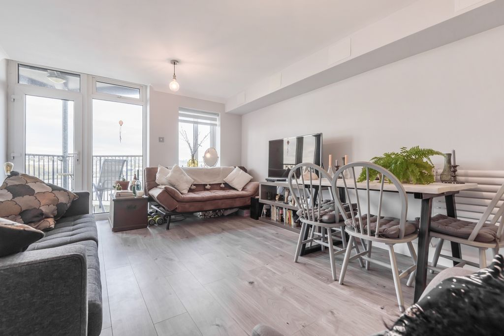 Property photo 2 of 9 Lounge.