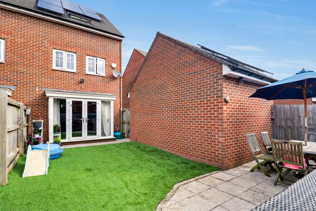Property photo 1 of 18 South Facing Garden