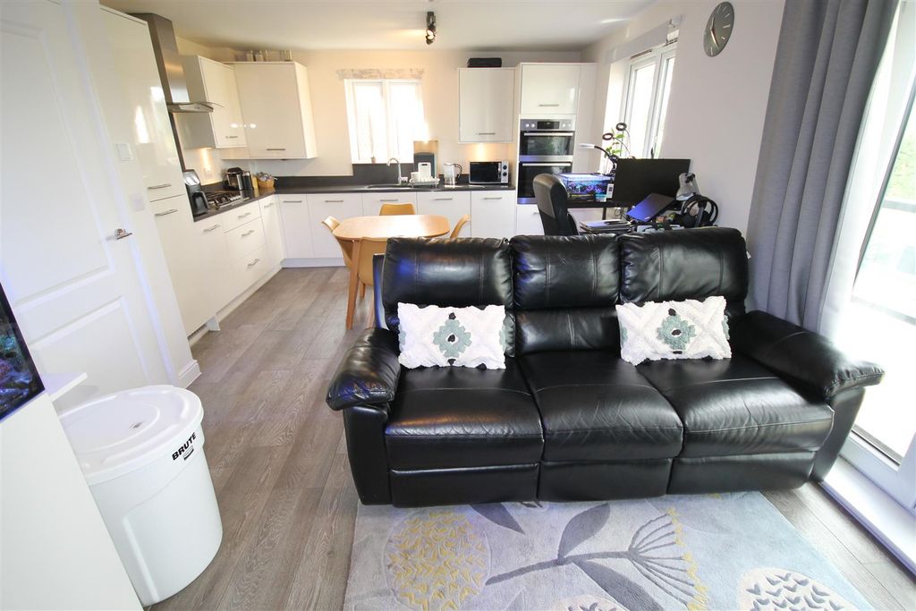 Property photo 3 of 17 Mr Living Area ii.Jpg