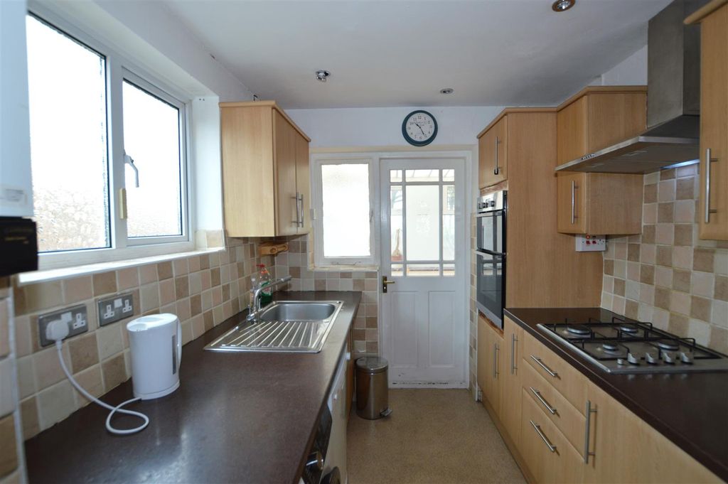Property photo 2 of 11 34 Whitton Dene Kit.Jpg