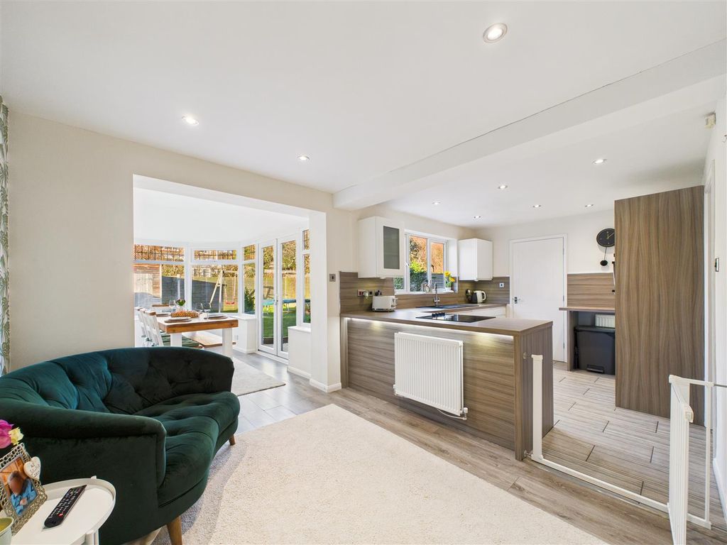 Property photo 2 of 18 Cam03303G0-Pr0281-Still013.Jpg