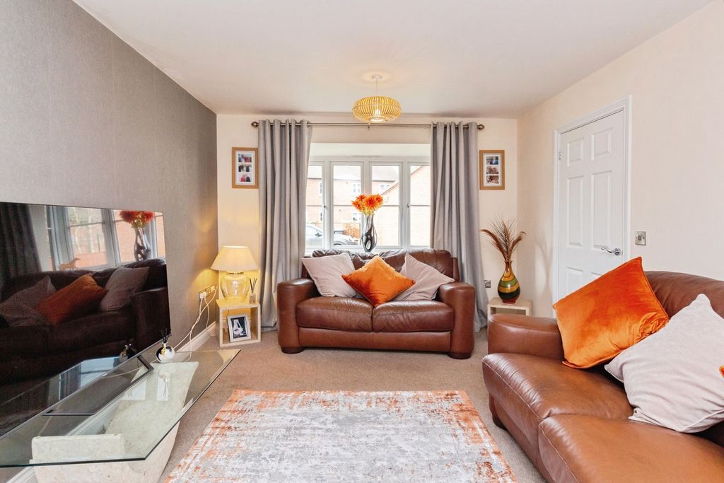 Property photo 2 of 12 Lounge