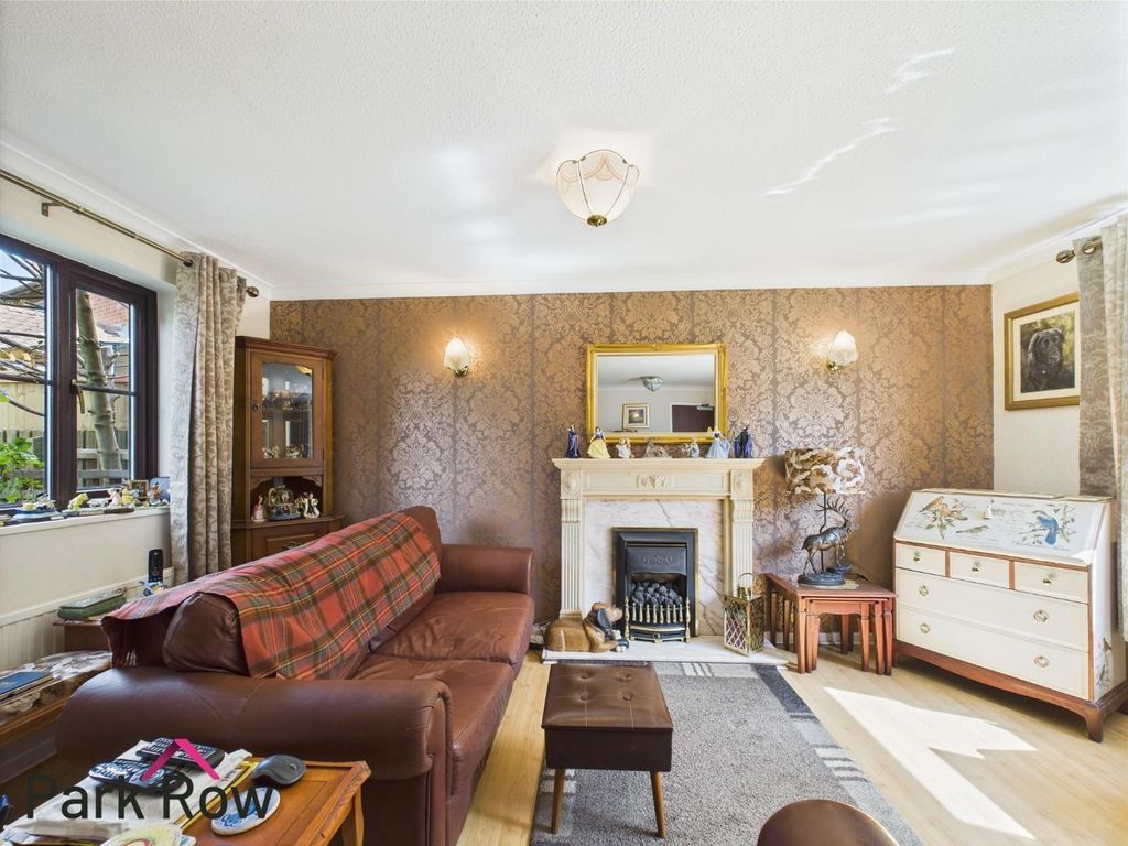 Property photo 2 of 25 Lounge