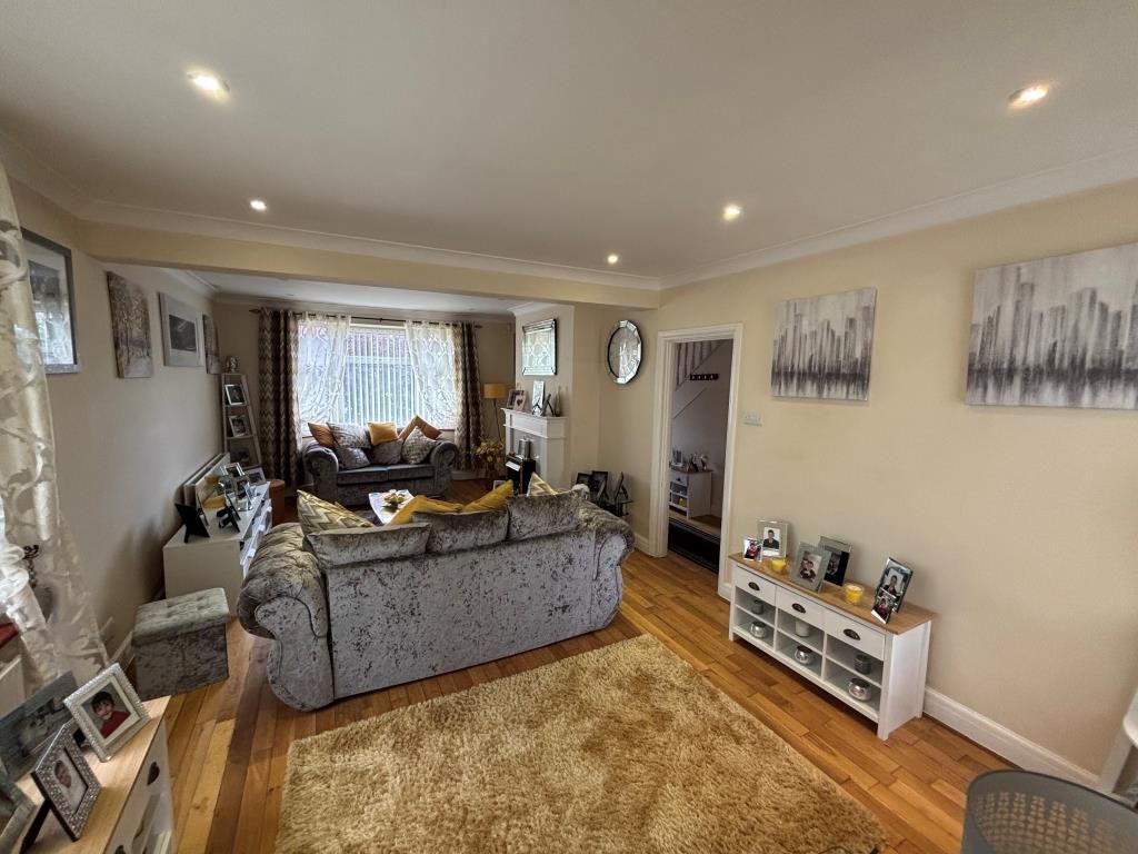 Property photo 3 of 12 Lounge