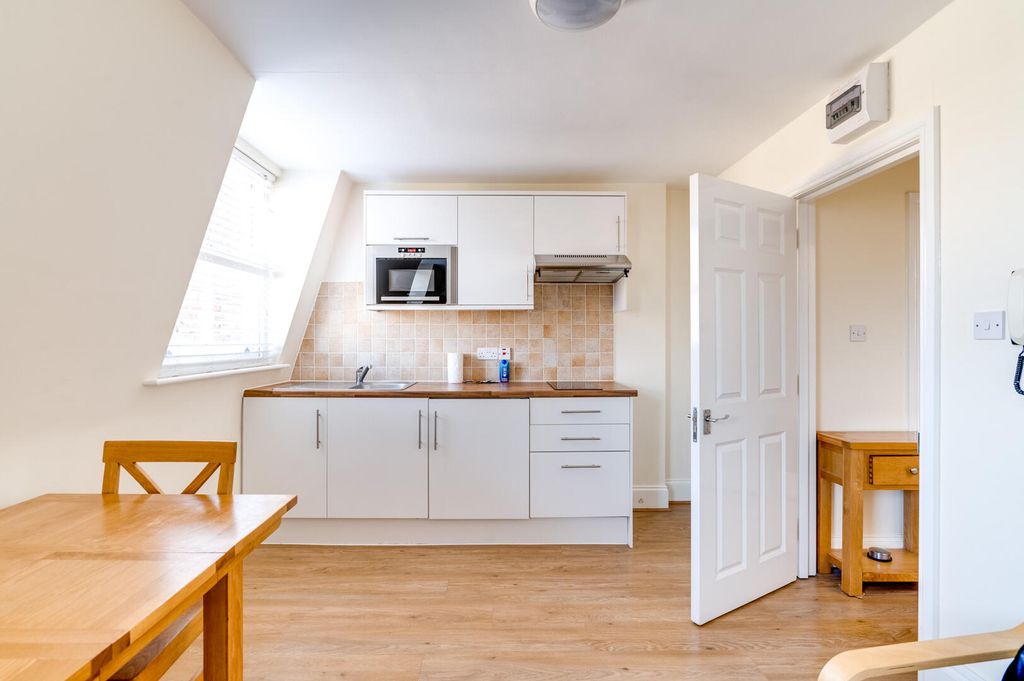 Property photo 1 of 10 85Er8 - Flat 8 Elsham Rd W14-2.Jpg