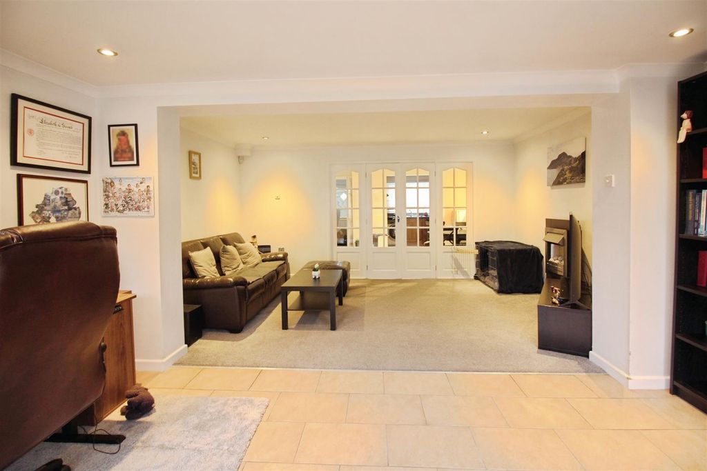 Property photo 3 of 14 Lounge