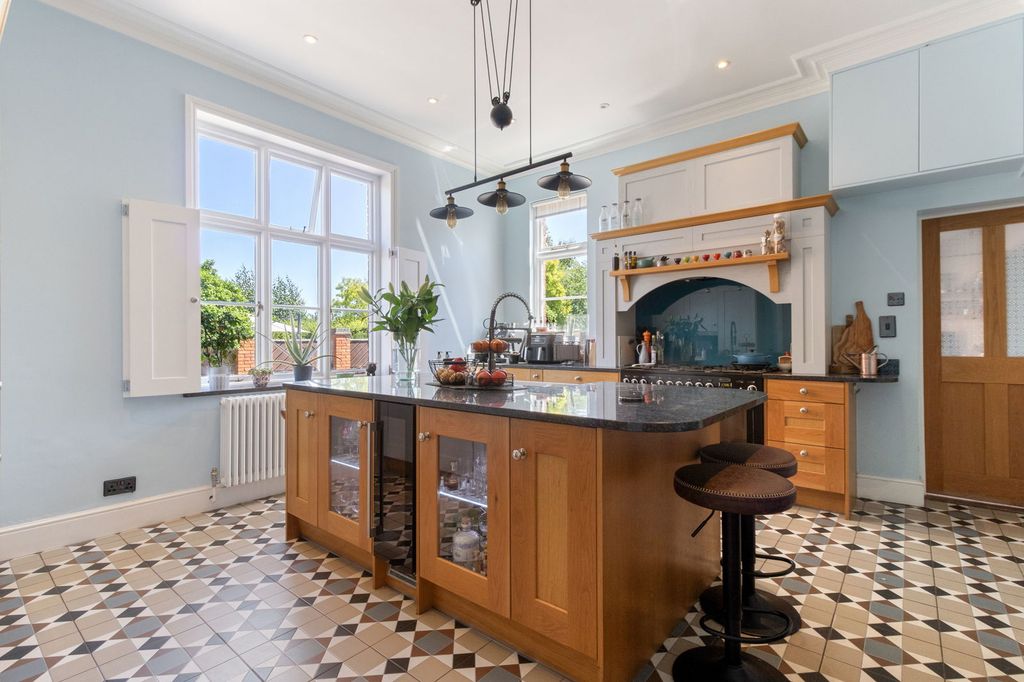 Property photo 2 of 26