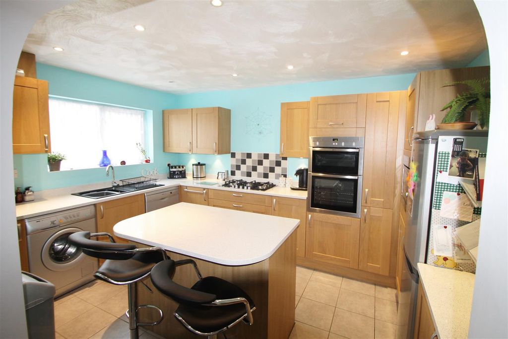 Property photo 2 of 9 Kitchen