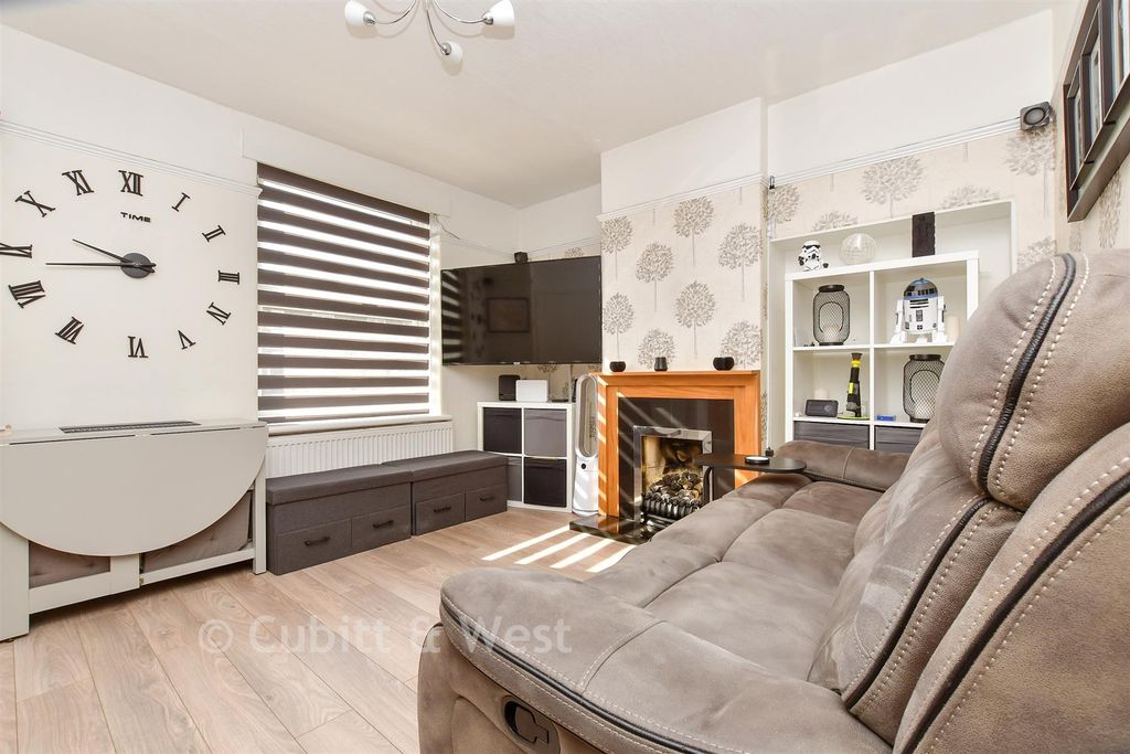 Property photo 3 of 10 Lounge