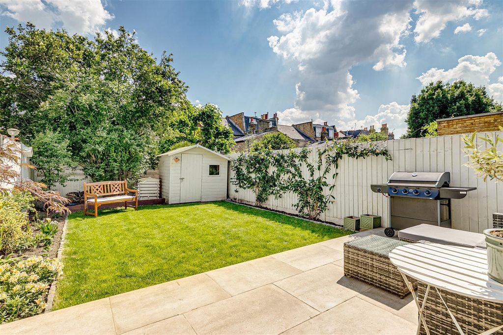 Property photo 2 of 7 Garden