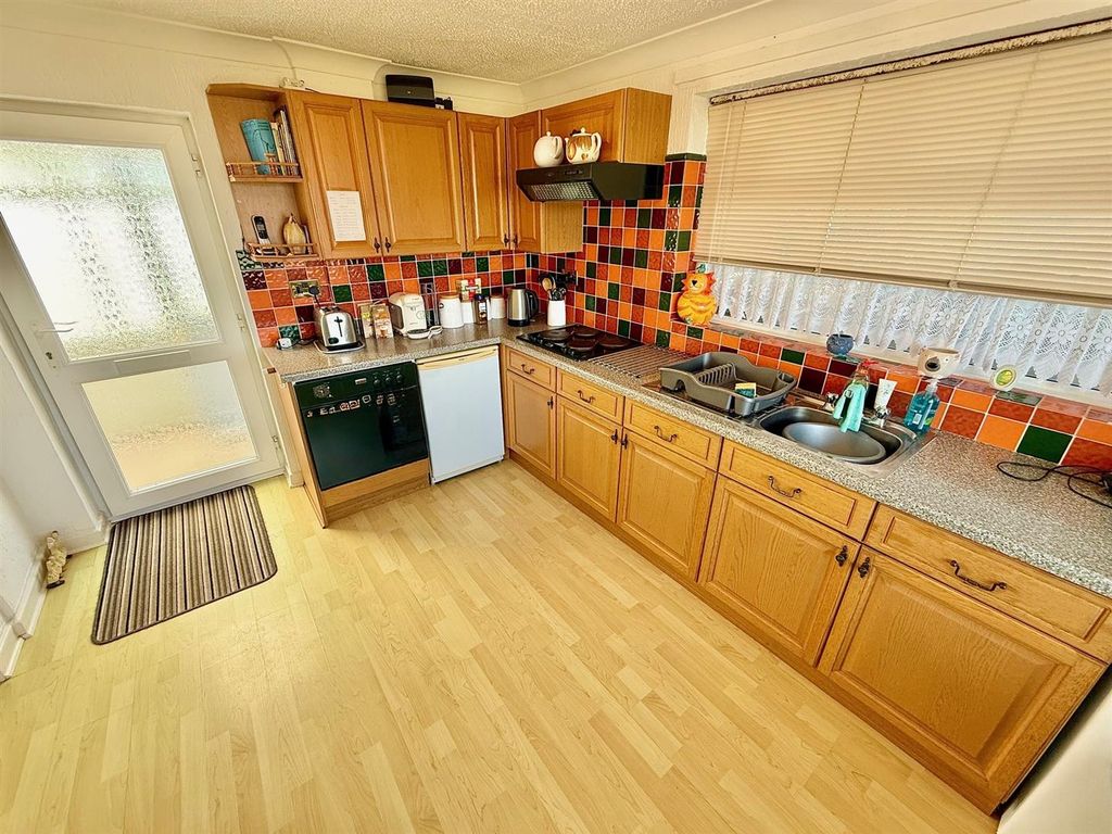 Property photo 3 of 17 Kitchen/Breakfast Room