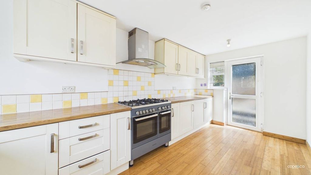 Property photo 2 of 14 5045453