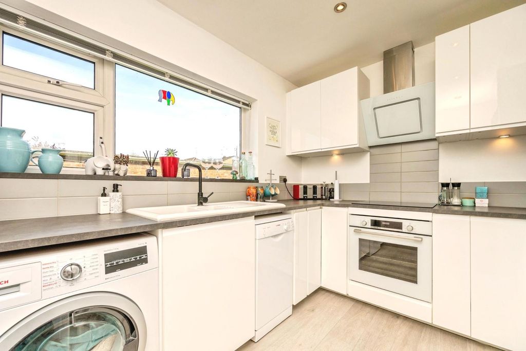 Property photo 3 of 16 Kitchen