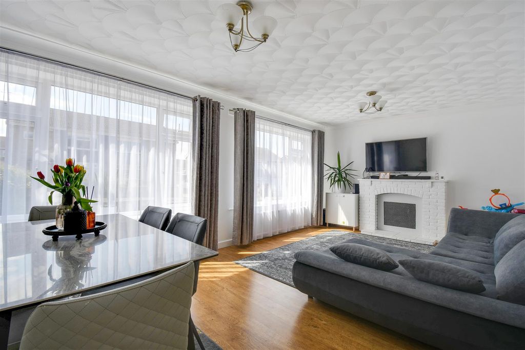 Property photo 2 of 13 Lounge