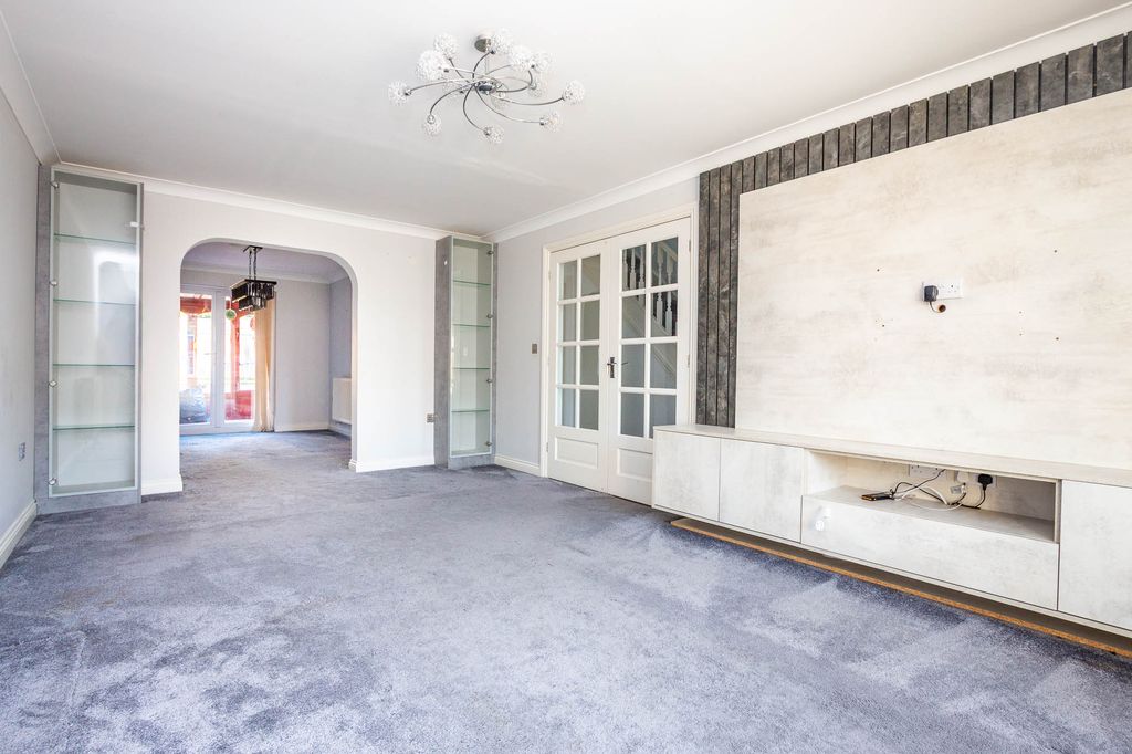 Property photo 3 of 20 Lounge