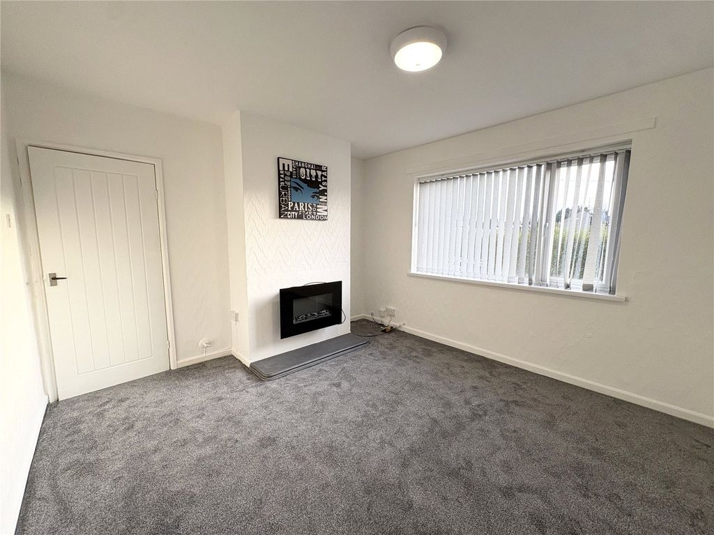 Property photo 3 of 13 Lounge