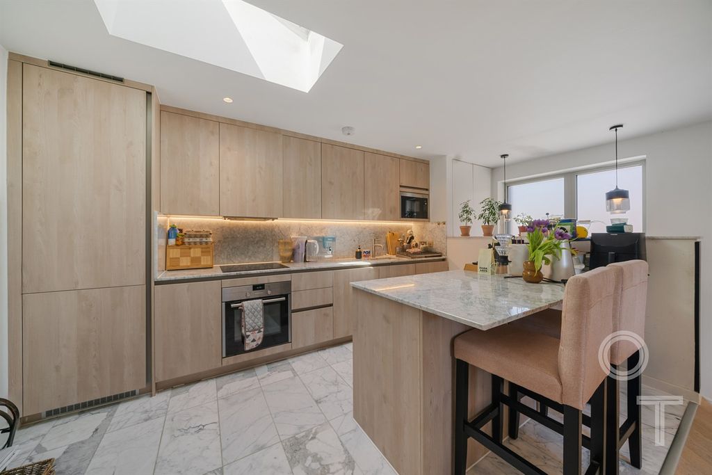 Property photo 3 of 11 Kitchen