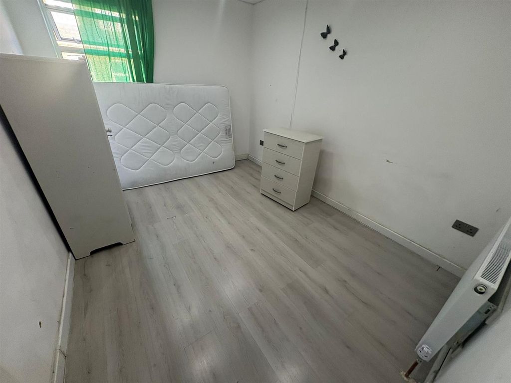 Property photo 1 of 4 2 Bed Flat - Southall