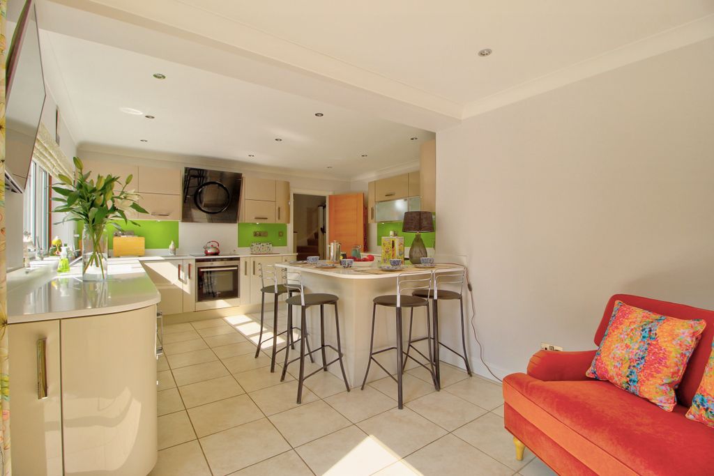 Property photo 3 of 20 Spacious Kitchen Diner