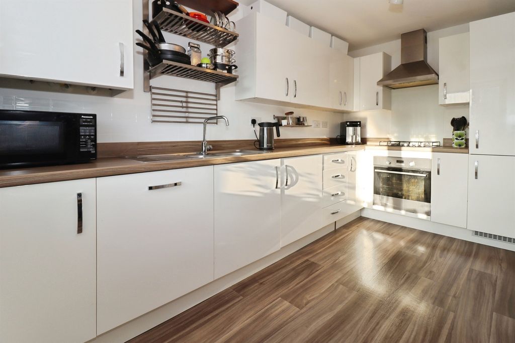 Property photo 2 of 21