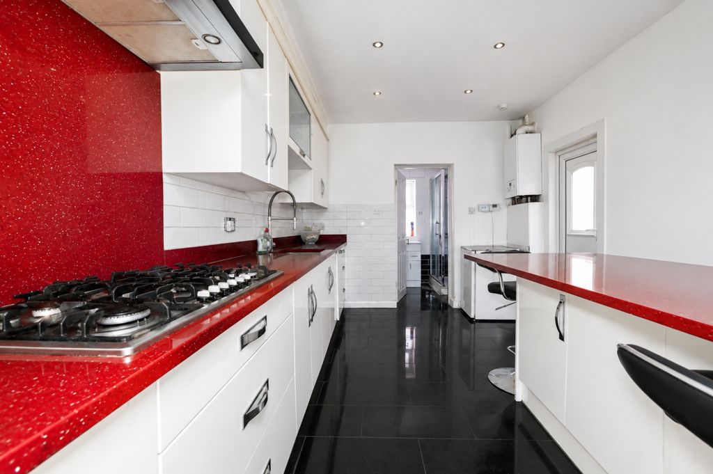 Property photo 3 of 15 Kitchen 2