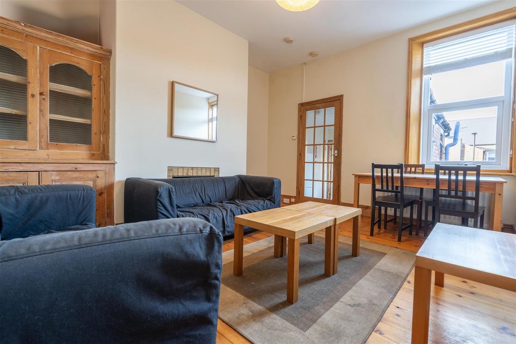 Property photo 2 of 8 Living Room / Diner