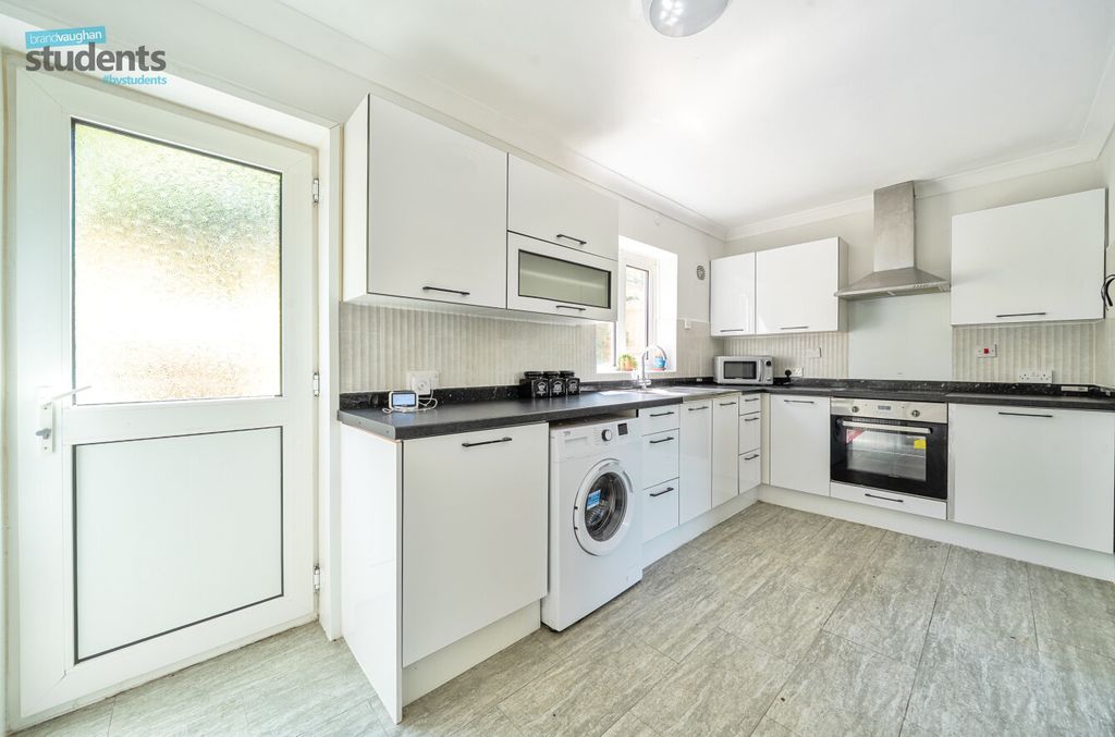 Property photo 2 of 11 1A7576Fa-9Bca-4c6...