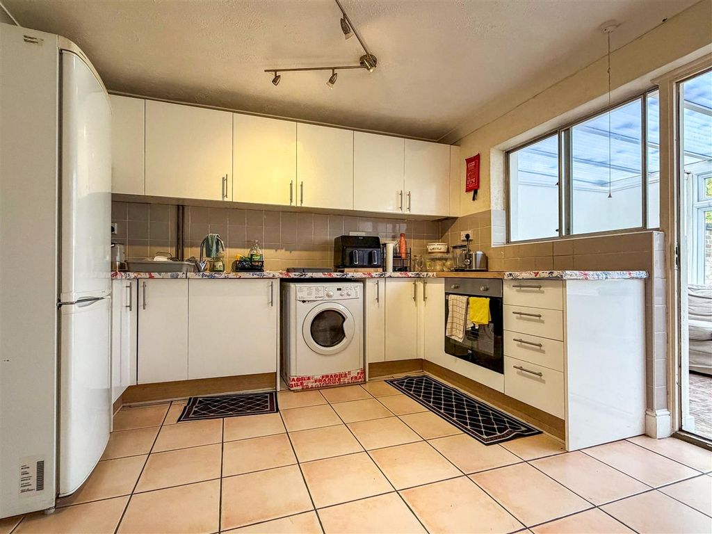 Property photo 2 of 10 Kitchen.Jpg